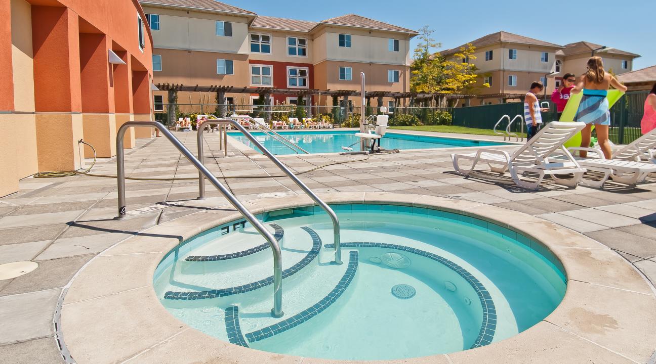 Beaujolais Pool